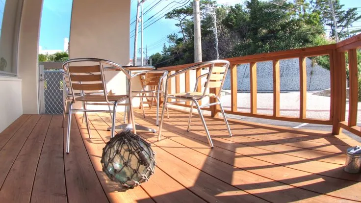 Terrasse en bois avec mobilier de jardin et bouée de marine