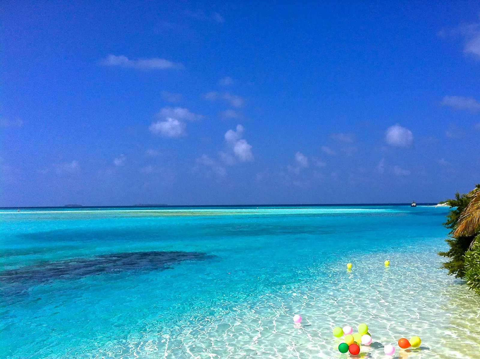Vue panoramique d'une mer turquoise et d'un ciel bleu nuageux
