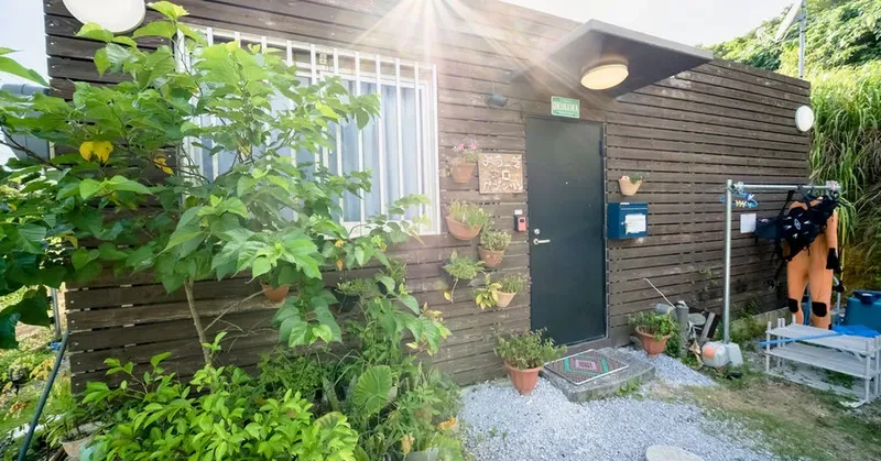 Facade en bois d'un centre de plongée avec équipement et plantes