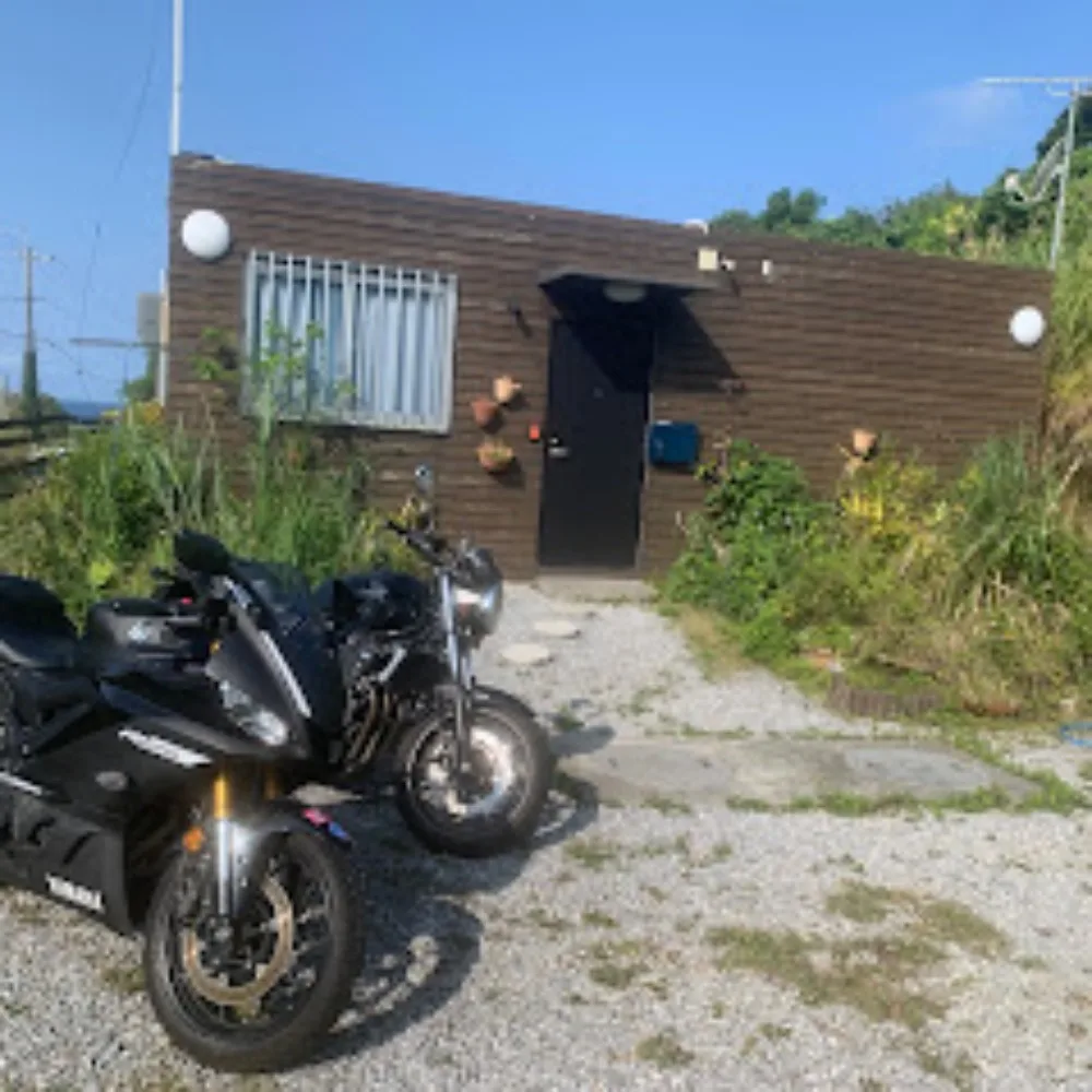 Façade d'un bâtiment en bois avec des motos garées devant