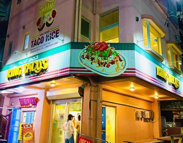 Façade d'un restaurant King Tacos avec des illustrations de tacos et de riz