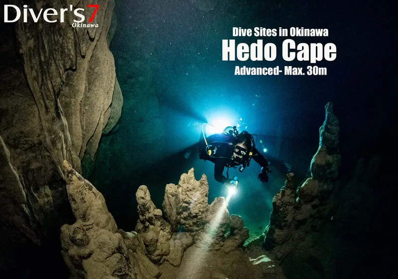 Plongeur explore une grotte sous-marine rocheuse éclairée par des lampes