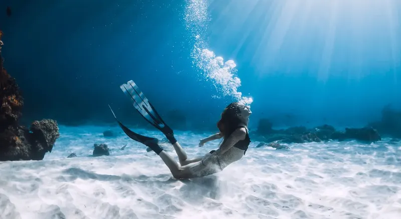 Apnée : une nageuse explore les fonds marins avec des palmes