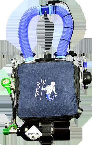 Equipement de plongée rebreather avec bouteille, manomètre et logo Triton