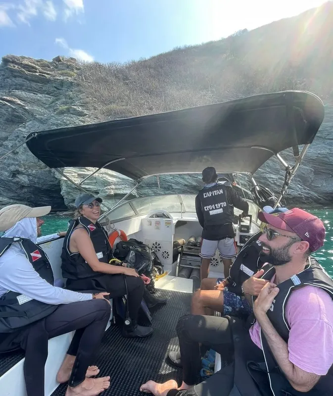Groupe de plongeurs souriants à bord d'un bateau en mer