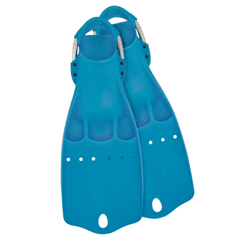 Deux paires de palmes de plongée turquoise sur fond blanc