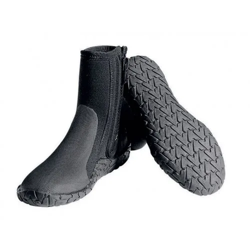 Chaussettes de plongée noires avec semelles antidérapantes sur fond blanc