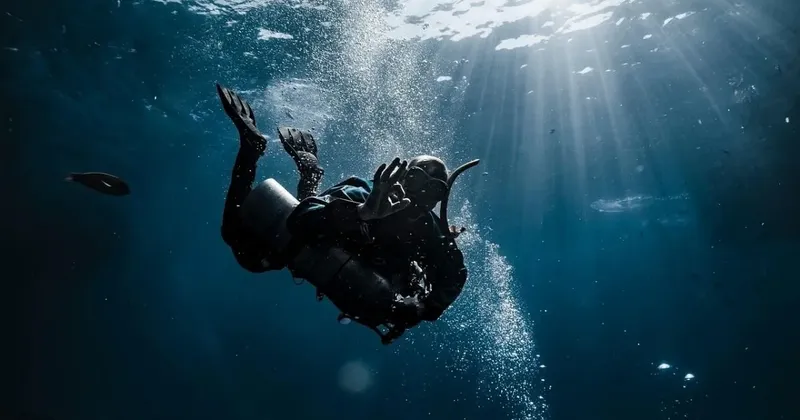 Plongeur en apnée, corps en mouvement, lumière du soleil filtrant à travers l'eau