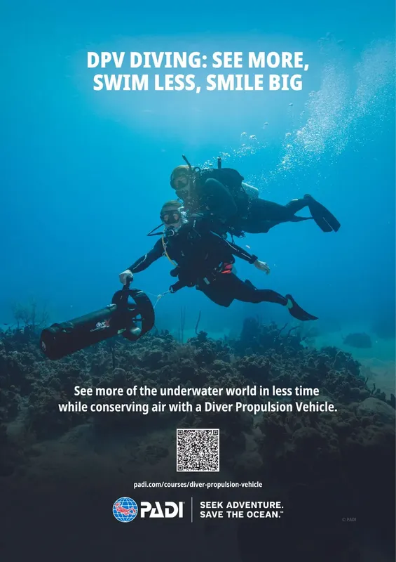 Plongeur avec scooter sous-marin, récif corallien, publicité PADI