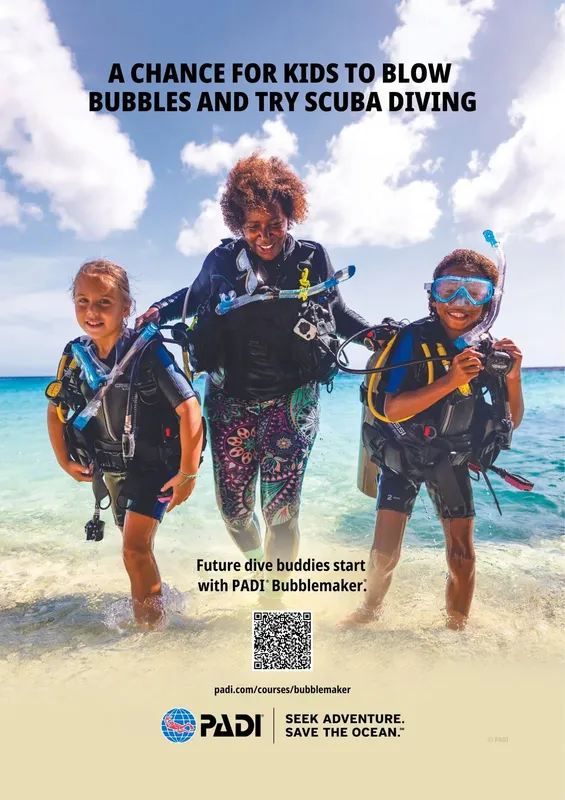 Trois jeunes plongeurs souriants sur une plage paradisiaque avec leur équipement