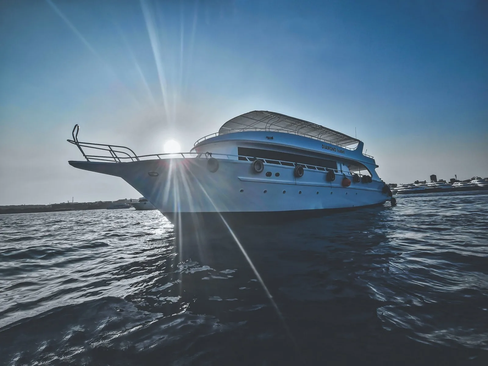 Grand bateau de plongée blanc sur une mer calme et ensoleillée