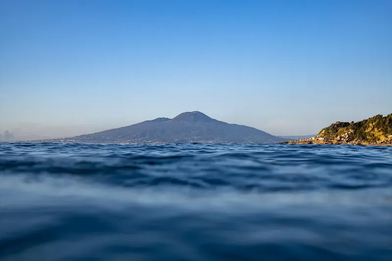 Vue sous-marine du Vésuve et de la côte italienne par temps clair