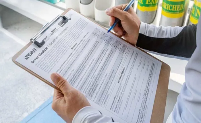 Une personne remplit un questionnaire médical pour une activité de plongée