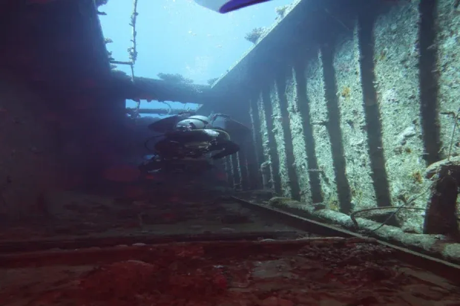 Intérieur d'une épave sous-marine, couloir sombre et étroit, exploration