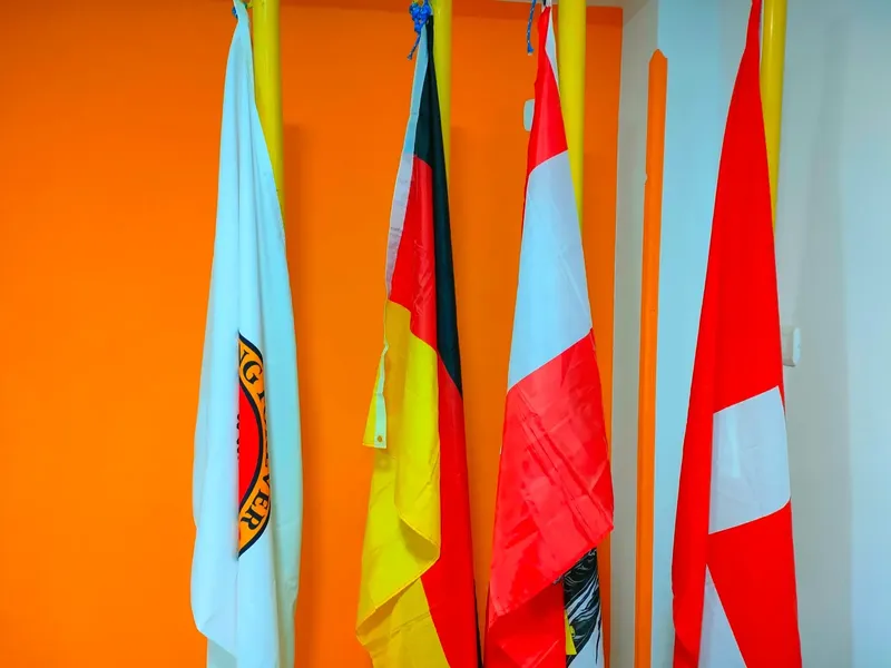 Drapeaux de plongée alignés sur un mur orange vif intérieur