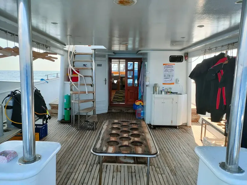 Intérieur d'un bateau de plongée avec équipement et espace de préparation