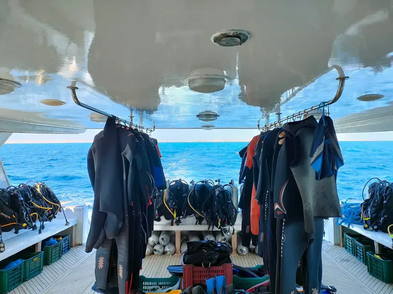 Intérieur d'un bateau de plongée avec combinaisons et équipements