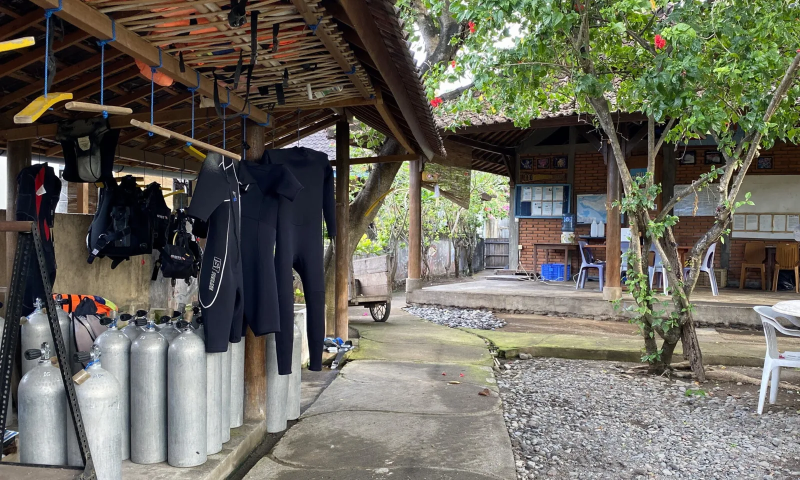 Equipement de plongée et espace de stockage devant un bâtiment ouvert