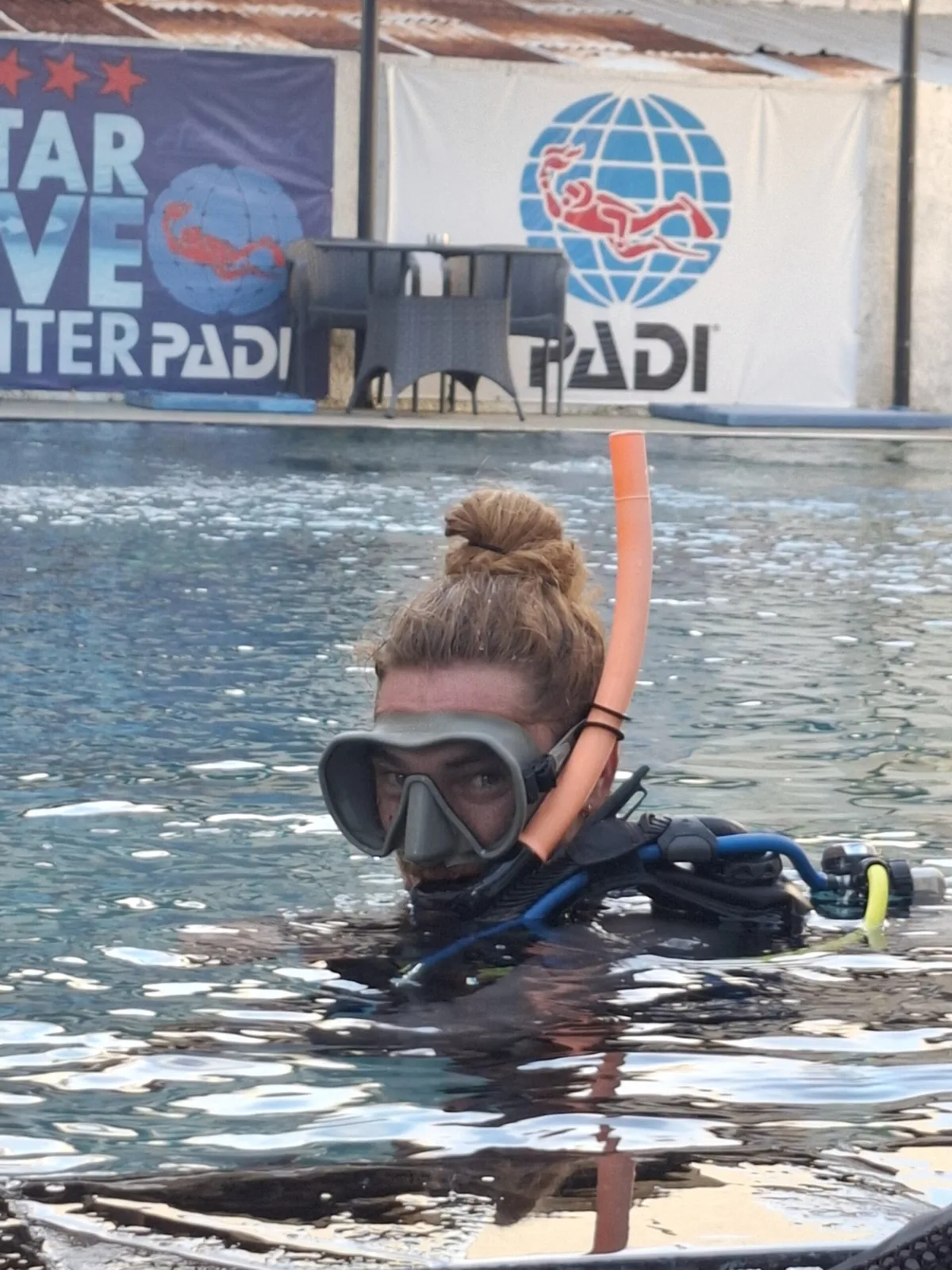 Plongeuse avec masque et tuba dans une piscine, formation PADI