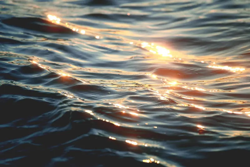 Eau de mer scintillante sous la lumière du soleil, surface agitée