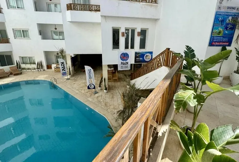 Façade d'un centre de plongée avec piscine, enseignes PADI et Go Diving