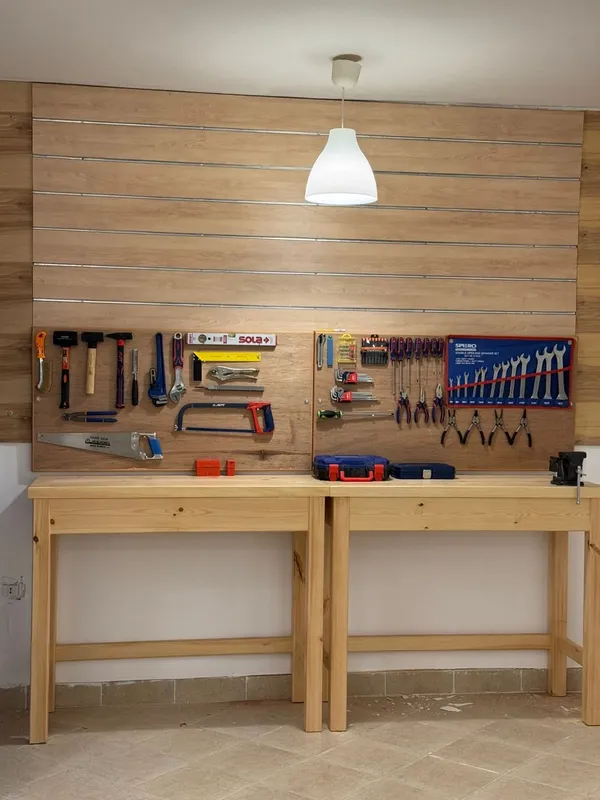 Atelier de réparation avec outils, établis en bois et éclairage central