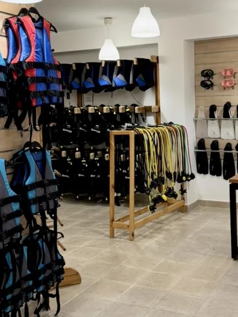Equipement de plongée complet exposé dans un local bien rangé