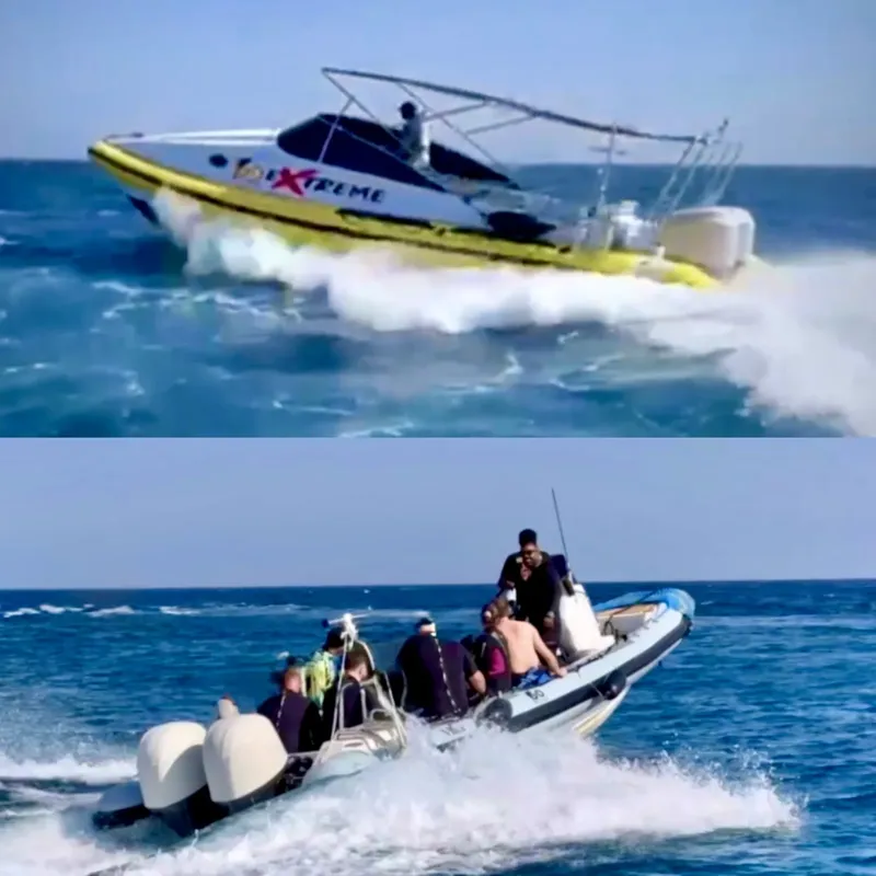 Deux bateaux rapides naviguent sur une mer bleue avec des passagers