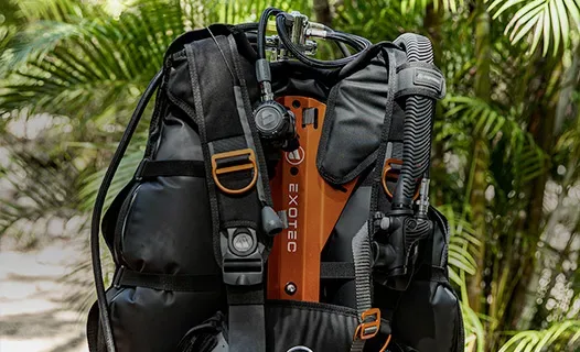 Equipement de plongée complet avec détendeur et gilet noir et orange