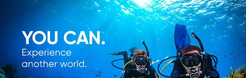 Deux plongeurs explorent un monde sous-marin bleu et lumineux