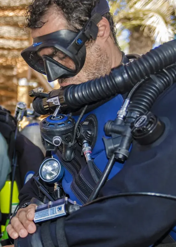 Plongeur équipé d'un masque et d'un détendeur prêt à plonger