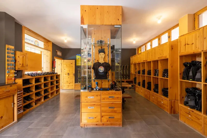 Intérieur d'un centre de plongée avec équipement et personne