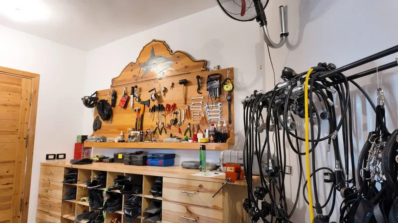 Atelier de réparation de matériel de plongée avec des outils et des détendeurs