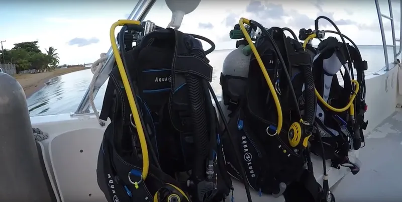Equipement de plongée complet prêt à l'emploi sur un bateau en mer