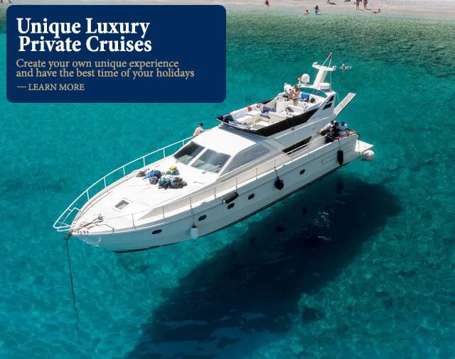 Grand yacht blanc naviguant sur une eau turquoise claire et ensoleillée