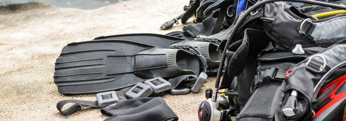 Equipement de plongée : palmes, gilet, détendeur, prêt pour l'immersion
