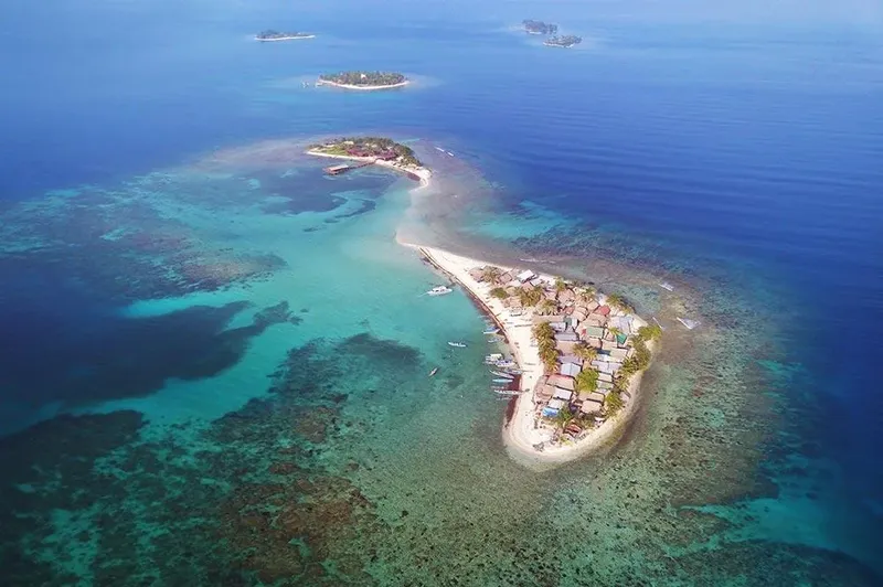 Vue aérienne d'une île tropicale avec des bâtiments et des bateaux