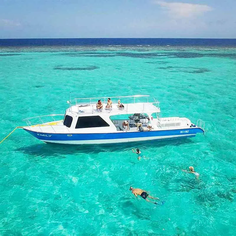 Bateau de plongée avec des personnes à bord et en surface
