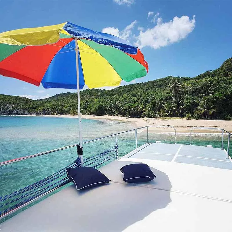 Bateau de plongée au large d'une plage tropicale ensoleillée et verdoyante