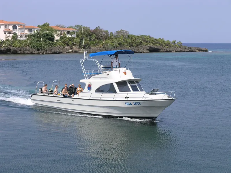 Bateau de plongée en mer avec des plongeurs à bord