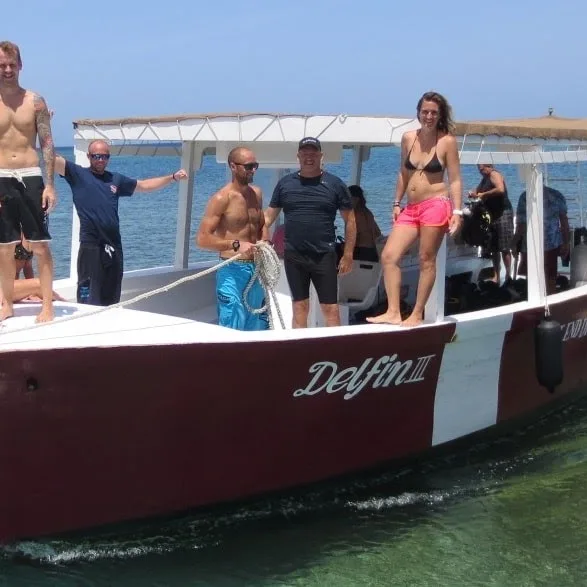 Groupe de personnes sur un bateau de plongée en mer