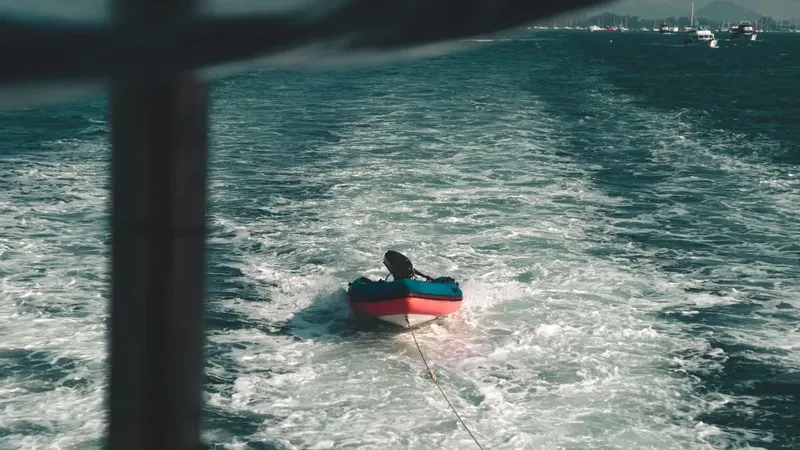 Petit bateau de plongée navigue sur une mer agitée et bleue