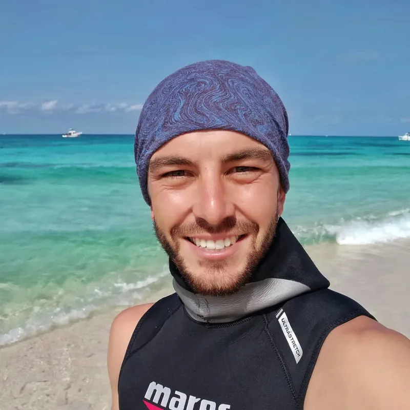 Portrait d'un homme souriant portant un bonnet et une combinaison