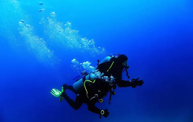 Plongeur en scaphandre explore les profondeurs bleues de l'océan