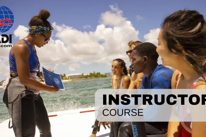 Groupe de personnes sur un bateau, une instructrice explique un cours