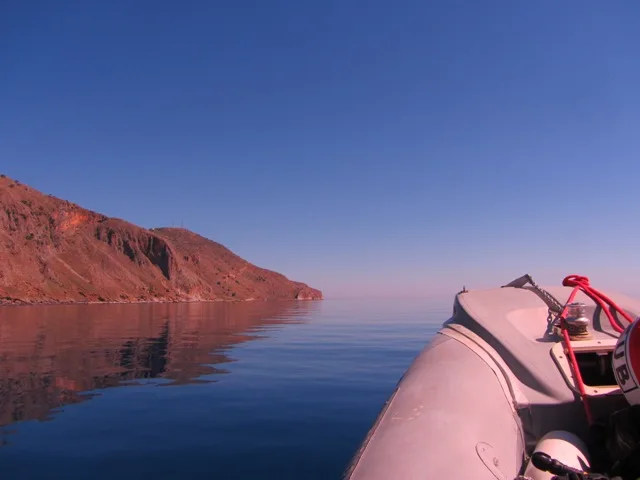 Côte rocheuse et mer calme vue depuis un bateau pneumatique