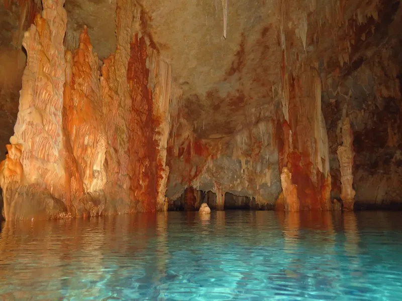 Grotte sous-marine illuminée avec formations rocheuses et eau turquoise