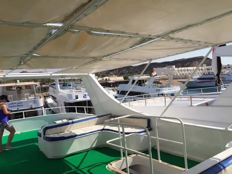 Vue depuis un bateau de plongée sur un port avec d'autres navires