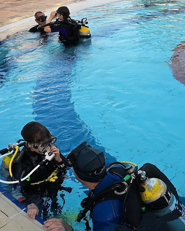 Plongeurs en formation dans une piscine, équipement complet et visibilité claire