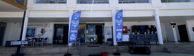 Façade d'un centre de plongée avec enseigne et matériel visible